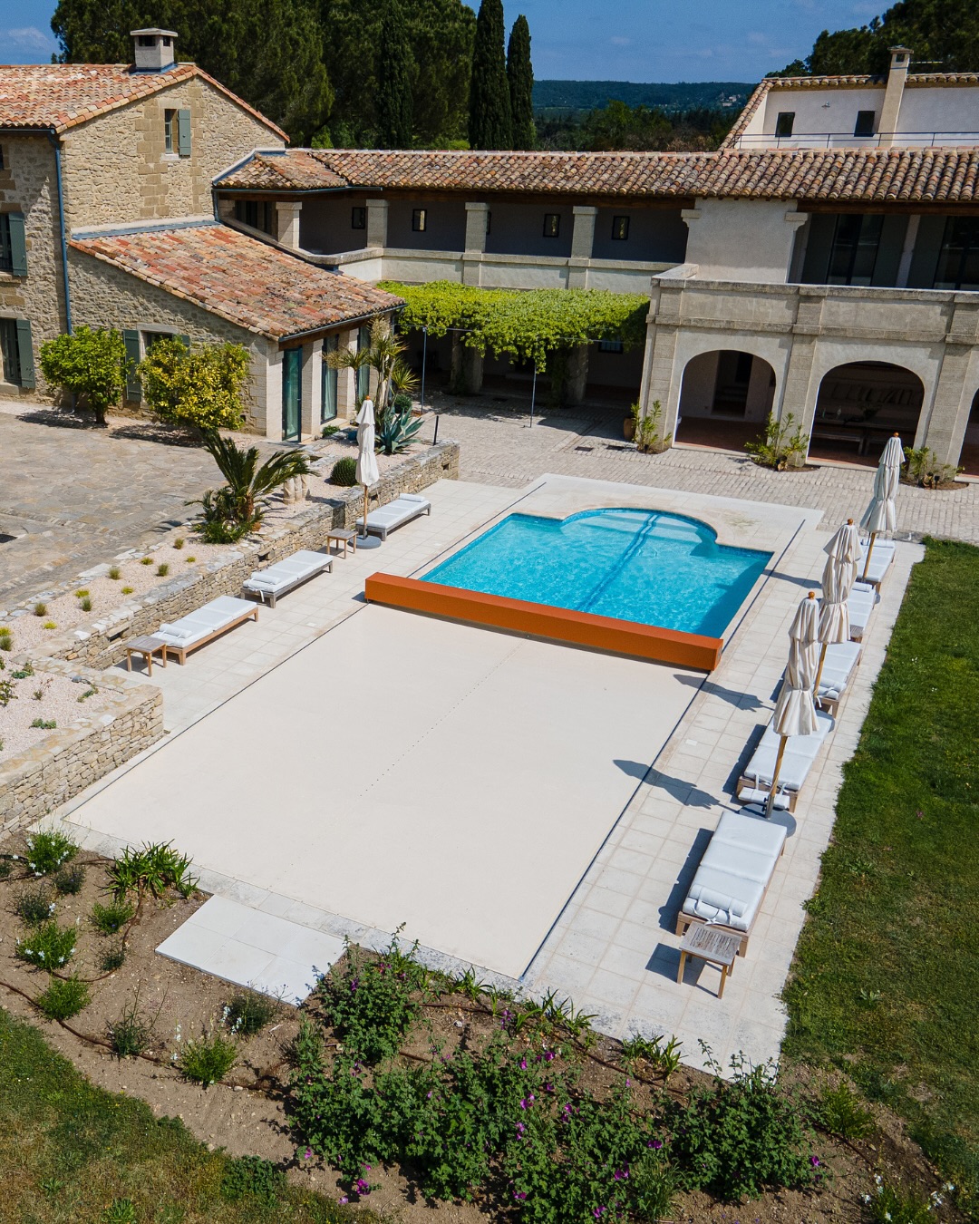 Automatic pool cover detail